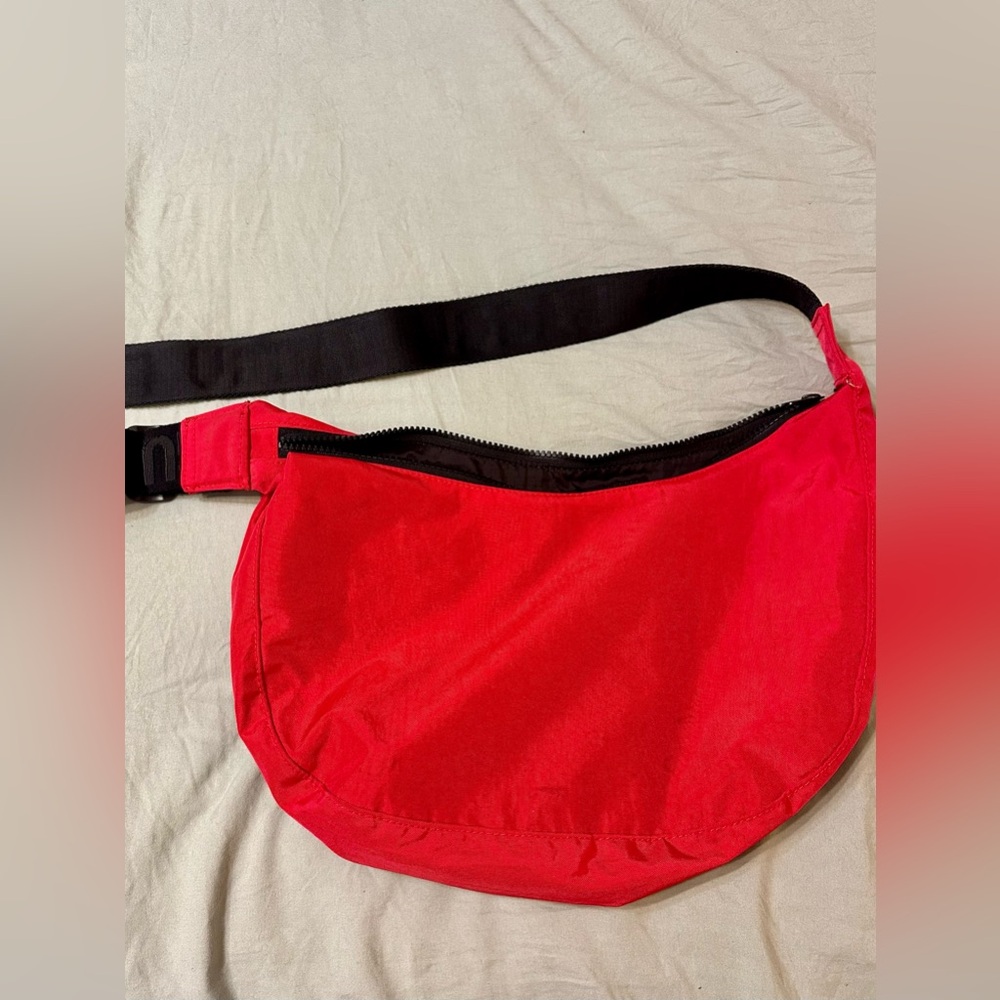 Baggu medium crescent in candy apple